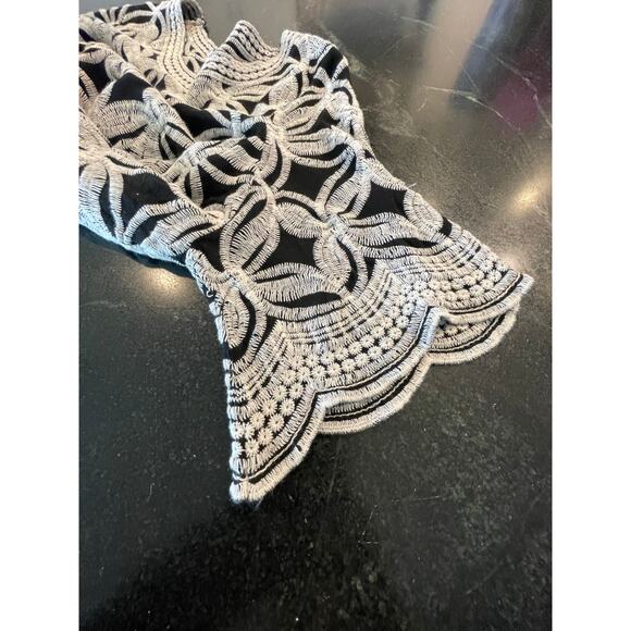 Solitaire 1X black white  scalloped embroidered tunic - Picture 3 of 10